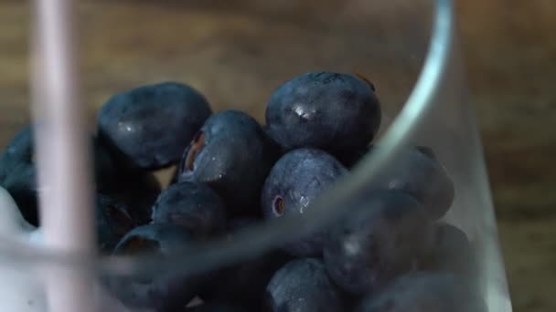 Sluiten Shot Yoghurt Porren Verse Bosbessen Een Glas Gezonde Ochtend — Stockvideo