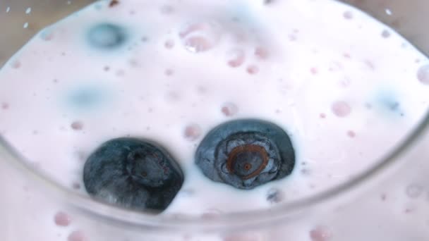 Крупним Планом Знімок Йогурту Свіжою Чорницею Склянці Здоровий Ранковий Сніданок — стокове відео