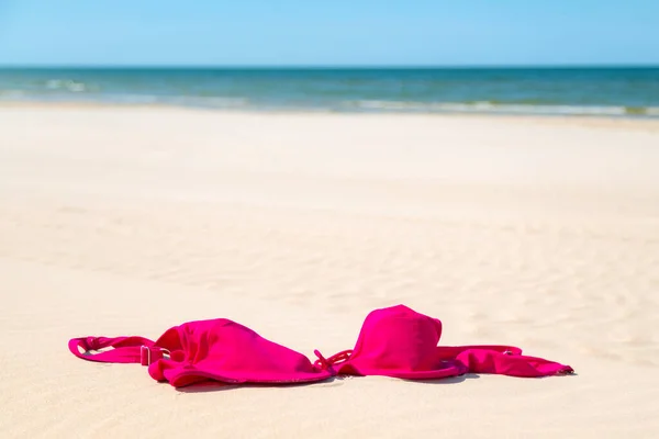 Närbild Kvinna Behå Naken Strand Begreppet Sola Naken Sandstranden Naturalistisk — Stockfoto