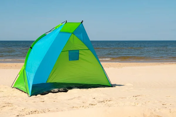 海沿いの砂浜にあるウインドブレーカーテント 風や日焼けからカラフルなテントの保護 — ストック写真
