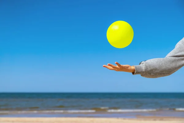 Kind Spelen Met Gele Strandbal Het Zand Aan Het Zeewater — Stockfoto