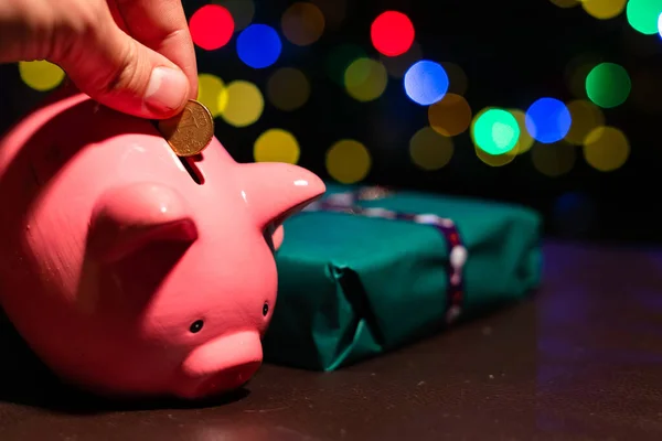 Oszczędzam Pieniądze Prezent Świąteczny Holiday Piggy Bank Kolorowymi Bokeh Piłki — Zdjęcie stockowe