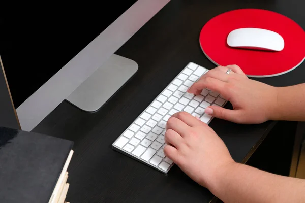 Primo Piano Delle Mani Digitando Tastiera Utilizzando Mouse Ufficio Concetto — Foto Stock
