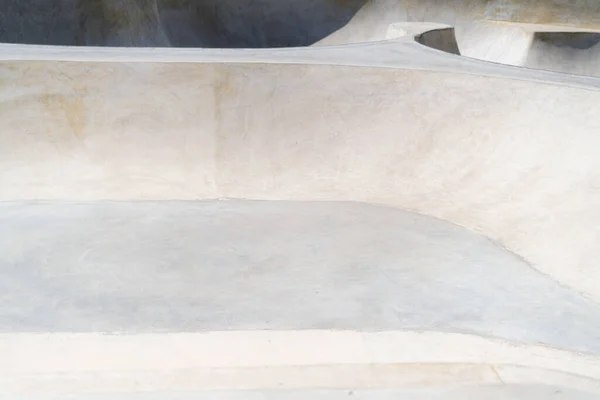 阳光明媚的日子 混凝土公共滑板公园 滑板和Bmx用水泥坡道 极限运动 — 图库照片