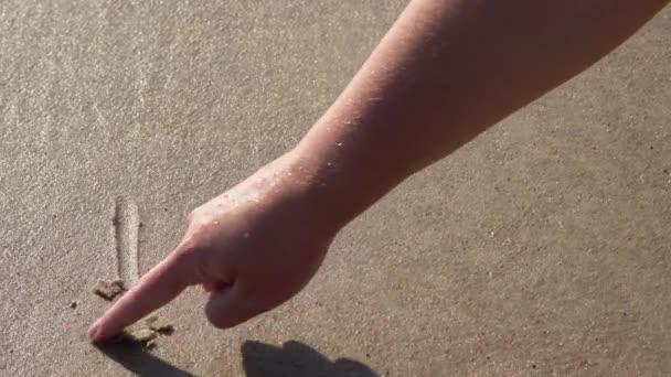 Fechar Mão Escrevendo Amo Você Assinar Areia Praia Símbolo Amor — Vídeo de Stock