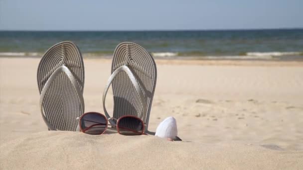 Szare Sandały Plaży Piękny Słoneczny Dzień Kapcie Piasku Nad Morzem — Wideo stockowe