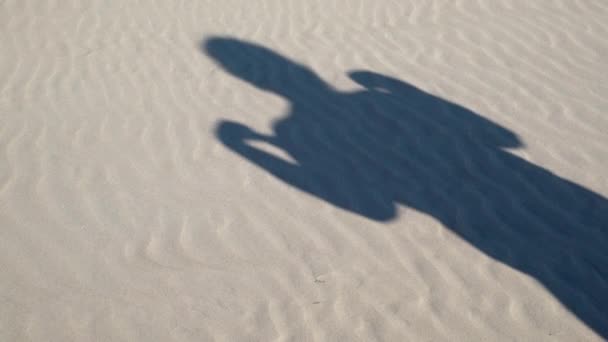 ヌードビーチでブラジャーを脱ぐ若い女性のクローズアップ 砂浜で裸で日光浴の概念 自然主義的なライフスタイル — ストック動画