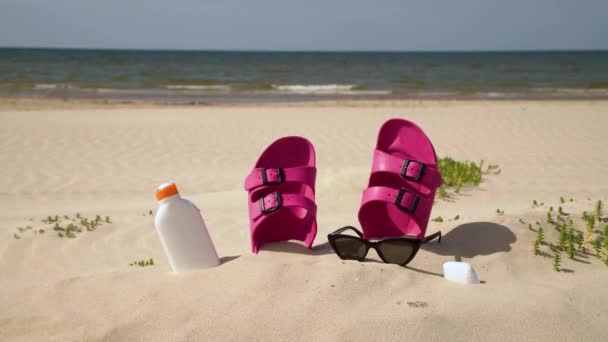 Różowe Sandały Okulary Przeciwsłoneczne Filtry Przeciwsłoneczne Plaży Piękny Słoneczny Dzień — Wideo stockowe