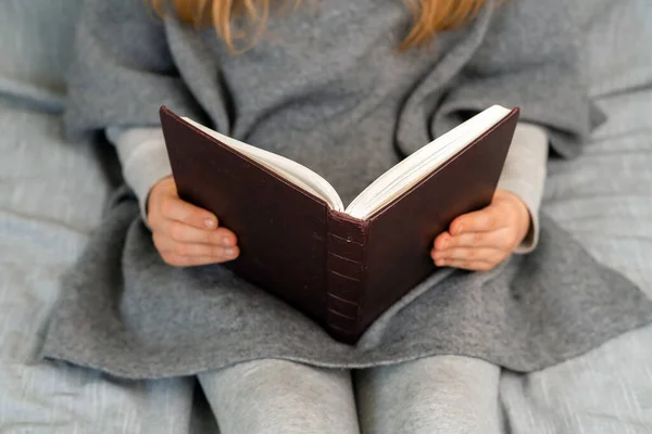 Blank Meisje Met Blond Haar Dat Een Boek Leest Leren — Stockfoto