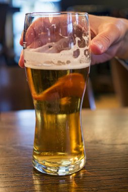 Bana bir bira puslu bardak soğuk alma