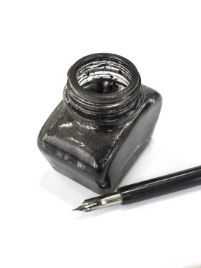 Mürekkep kavanoz ve beyaz zemin üzerine kalem