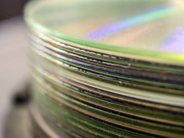 Eski tozlu kompakt diskler yığını