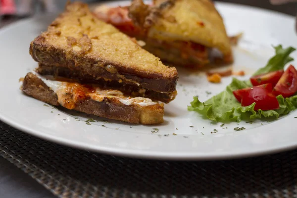 Kızarmış ekmek bir plaka üzerinde iki adet salata ile