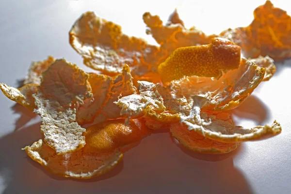 Casca Uma Mandarina Luz Fundo Uma Mesa — Fotografia de Stock