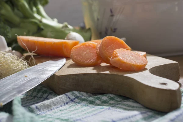 Prepearing gıda ve sebze mutfak masasında Dilimleme