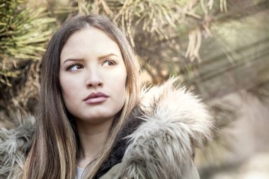 Yüzünde almak ışık ile ileriye güzel genç kadın