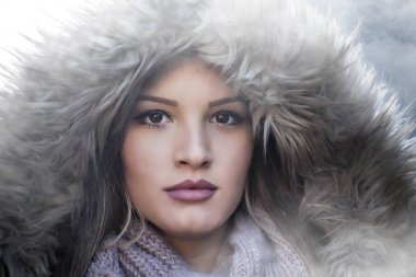 Güzel genç kadın kürk Hood