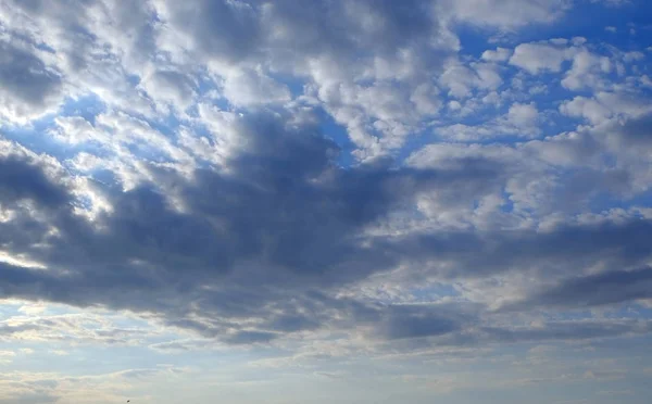 Einige Schöne Helle Und Dunkle Wolken Nachmittag — Stockfoto