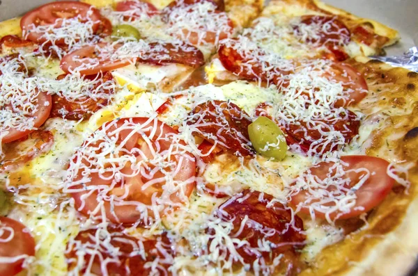 Nahaufnahme Einer Heißen Frischen Pizza Mit Geschnittenen Tomaten Und Käse — Stockfoto