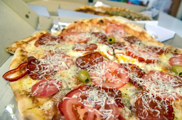 Pizzen frisch an die Mitarbeiter im Büro geliefert — Stockfoto