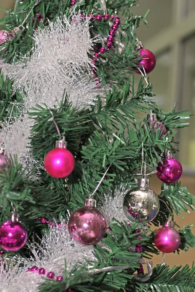Mor süslemeli Noel ağacı