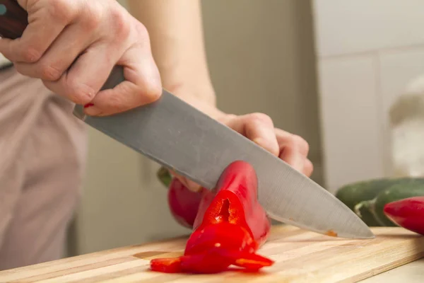 Koch Schneidet Rote Paprika Auf Einem Küchentisch — Stockfoto