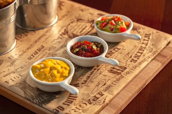 Senf Chili Und Grillsoße Auf Einem Tisch Für Gegrilltes Fleisch — Stockfoto