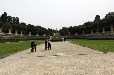 Floransa müzelerinde, katedrallerde ve eski binalarda küçük bir tatil..