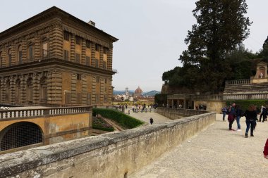 Floransa müzelerinde, katedrallerde ve eski binalarda küçük bir tatil..