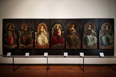 Floransa müzelerinde, katedrallerde ve eski binalarda küçük bir tatil..