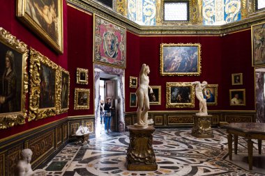 Floransa müzelerinde, katedrallerde ve eski binalarda küçük bir tatil..