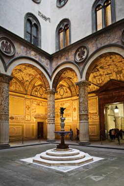 Floransa müzelerinde, katedrallerde ve eski binalarda küçük bir tatil..