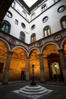 Floransa müzelerinde, katedrallerde ve eski binalarda küçük bir tatil..