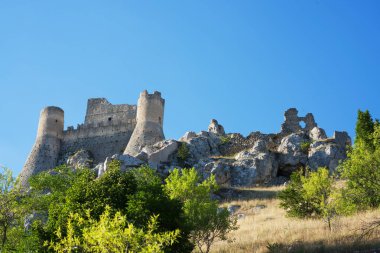 Rocca Calascio İtalya 'nın ortasında tarihi bir yerdir..