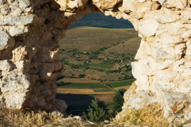 Rocca Calascio İtalya 'nın ortasında tarihi bir yerdir..