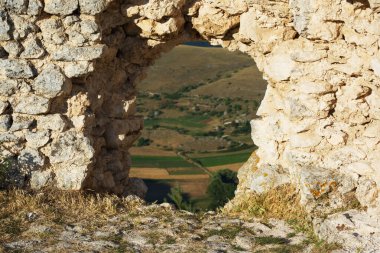 Rocca Calascio İtalya 'nın ortasında tarihi bir yerdir..