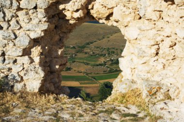Rocca Calascio İtalya 'nın ortasında tarihi bir yerdir..