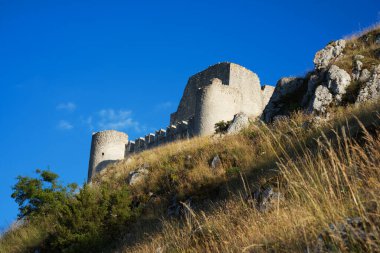 Rocca Calascio İtalya 'nın ortasında tarihi bir yerdir..