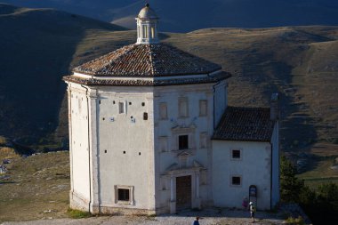 Rocca Calascio İtalya 'nın ortasında tarihi bir yerdir..
