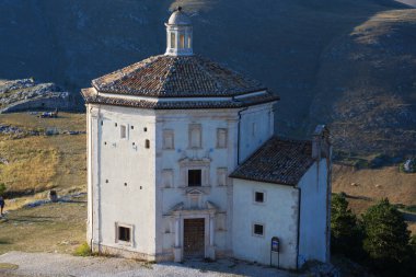 Rocca Calascio İtalya 'nın ortasında tarihi bir yerdir..