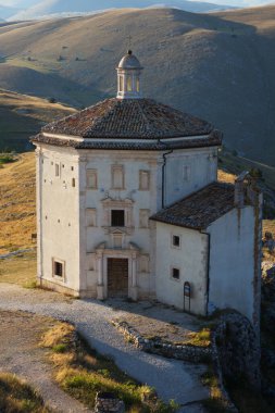 Rocca Calascio İtalya 'nın ortasında tarihi bir yerdir..