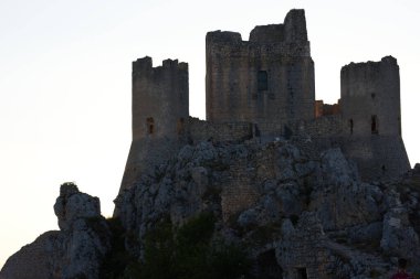 Rocca Calascio İtalya 'nın ortasında tarihi bir yerdir..