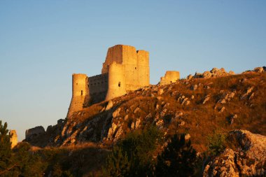 Rocca Calascio İtalya 'nın ortasında tarihi bir yerdir..