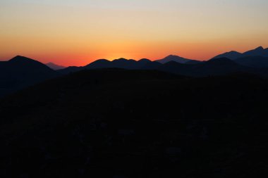 Rocca Calascio İtalya 'nın ortasında tarihi bir yerdir..