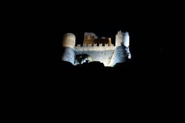 Rocca Calascio İtalya 'nın ortasında tarihi bir yerdir..