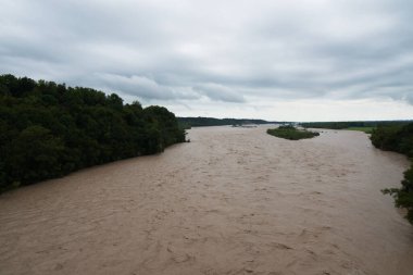 Bir su bombasının ardından Tagliamento nehri 