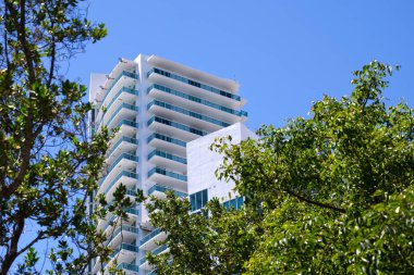 South Beach, Miami Beach 'in güney ucunda canlı bir mahalledir. Güzel plajları, Art Deco mimarisi ve canlı gece hayatıyla tanınan South Beach, dünyanın dört bir yanından gelen turistler için popüler bir yerdir..