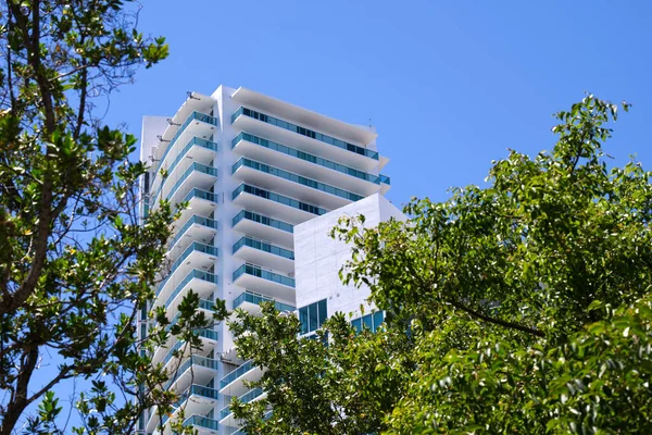 South Beach, Miami Beach 'in güney ucunda canlı bir mahalledir. Güzel plajları, Art Deco mimarisi ve canlı gece hayatıyla tanınan South Beach, dünyanın dört bir yanından gelen turistler için popüler bir yerdir..