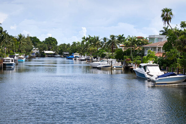 Форт-Лодердейл - прибрежный город, расположенный во Флориде, к северу от Майами вдоль Атлантического океана.