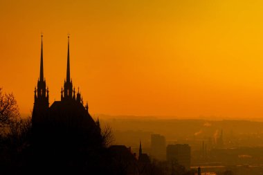 Eski şehir sis içinde güneş doğarken görüntüleyin. City Brno, Çek Cumhuriyeti - Cathedral St. Peter ve Paul.